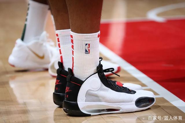 姚明观赛NBA中国赛，与成龙贝克汉姆同框
